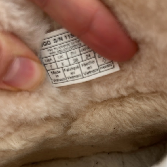 Women’s Uggs - Picture 3 of 6